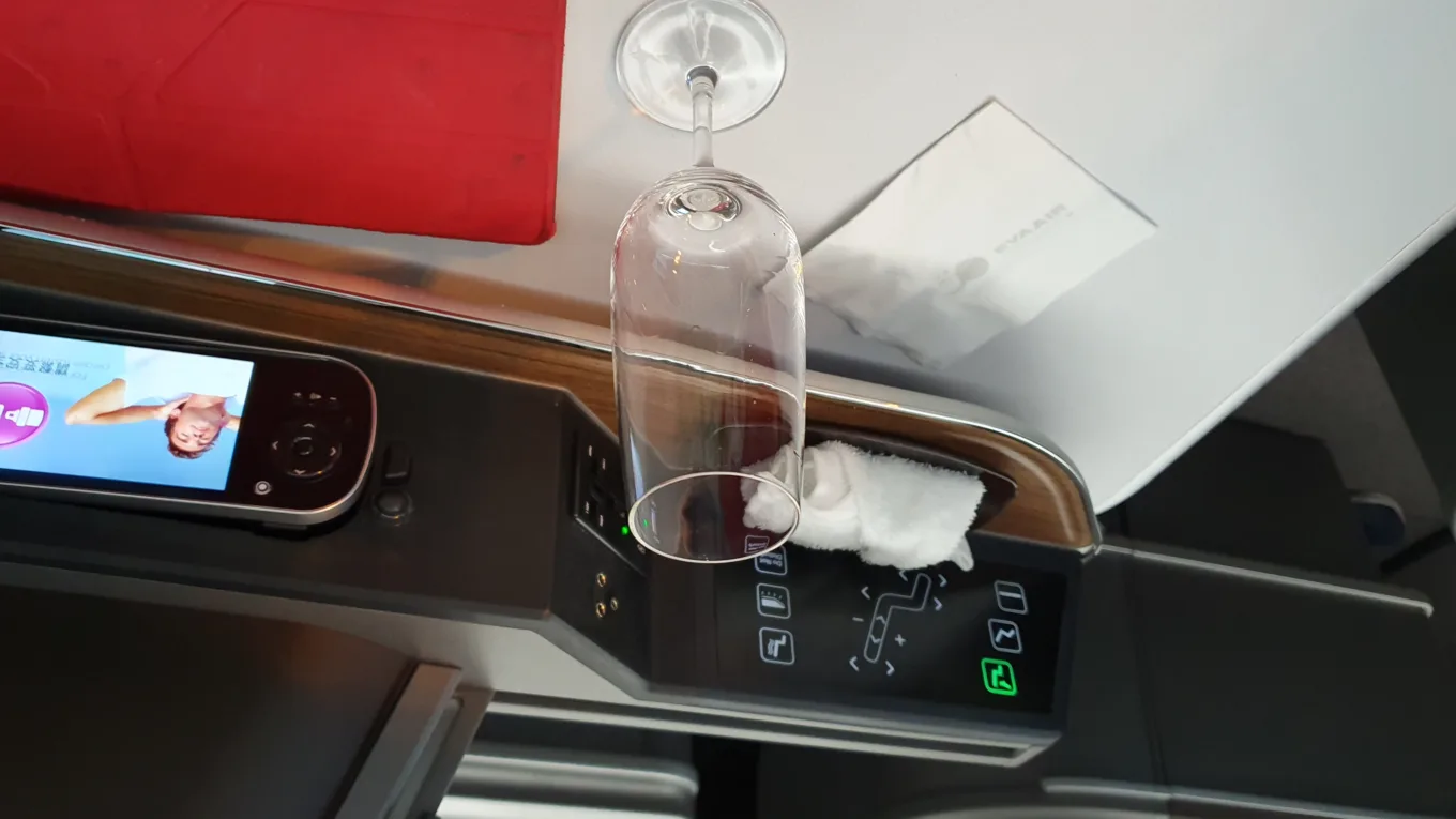 一上飛機的標準流程就是迎賓飲料跟毛巾同時在毛巾放置的地方可以看到的是座椅的完整控制區