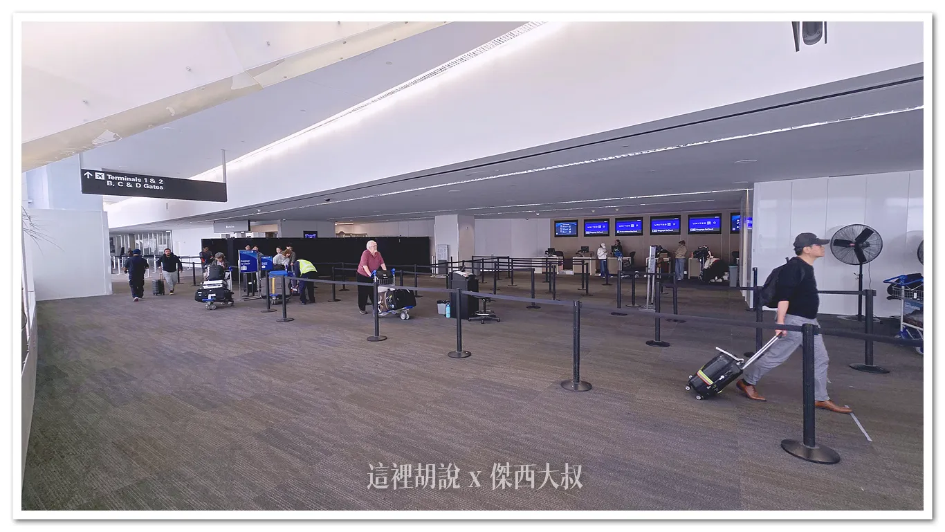 舊金山機場的 BAGGAGE RE-CHECK ZONE