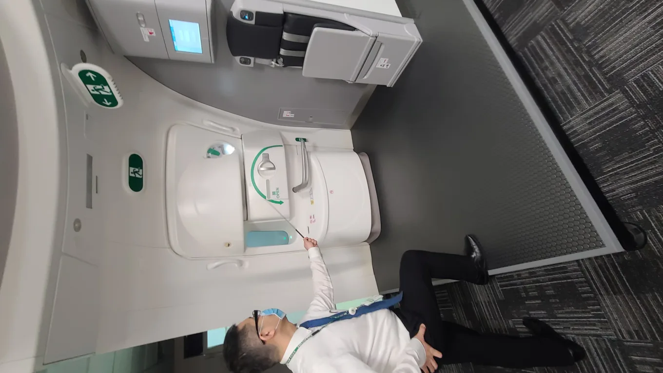 因為我們這組的速度很快所以可以到另外一個機型787的門來玩一下,果然空巴跟波音的門就有一些設計不太一樣的地方。