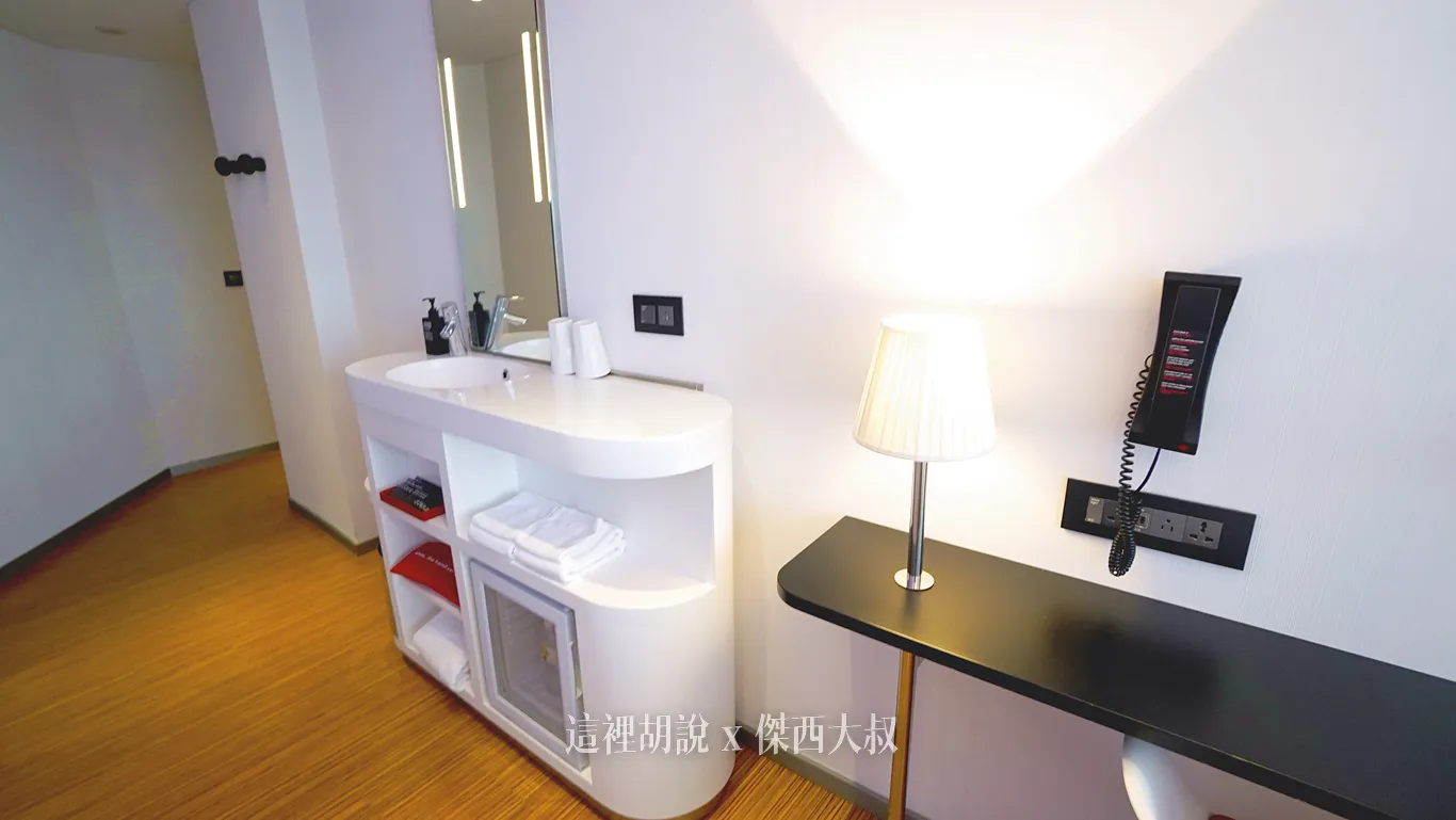 CitizenM,世民飯店,住宿,傑西飯店開箱清單,北門,台北,台北住宿,台北車站,商務旅館,席伊麗,席伊麗床墊,落地玻璃,西門,西門町,飯店 CitizenM,世民飯店,住宿,傑西飯店開箱清單,北門,台北,台北住宿,台北車站,商務旅館,席伊麗,席伊麗床墊,落地玻璃,西門,西門町,飯店