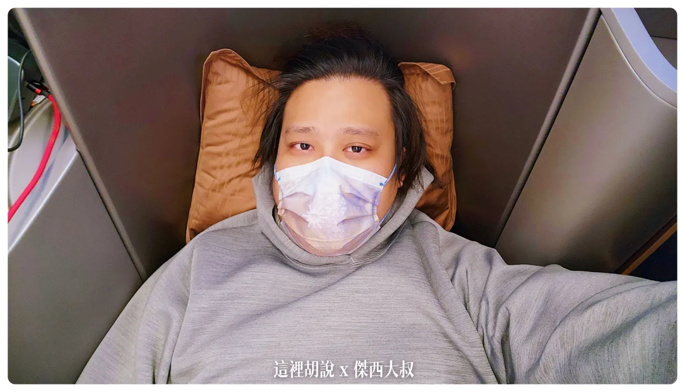 頭部的部分 因為我肩膀比較寬所以有卡到一些 但只要調整一下就可以不會有不舒服或者有空間被壓縮到的感覺