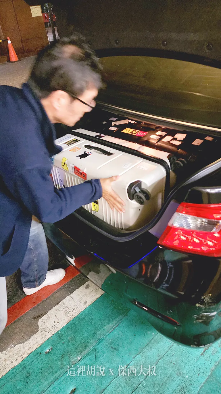 這是傑西搭乘機場接送的房車兩個AZPAC 30吋可以塞的進去