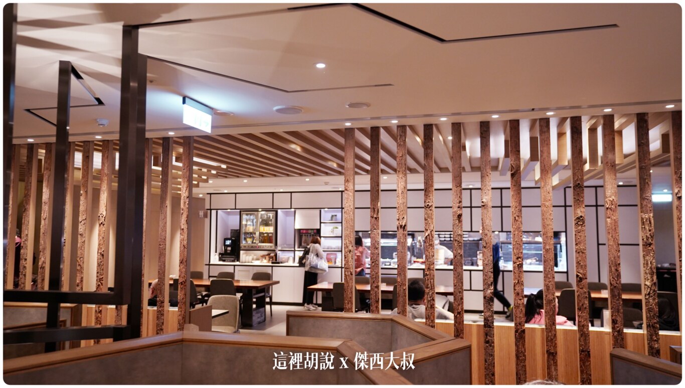 在後面就是餐桌區域以及取餐區