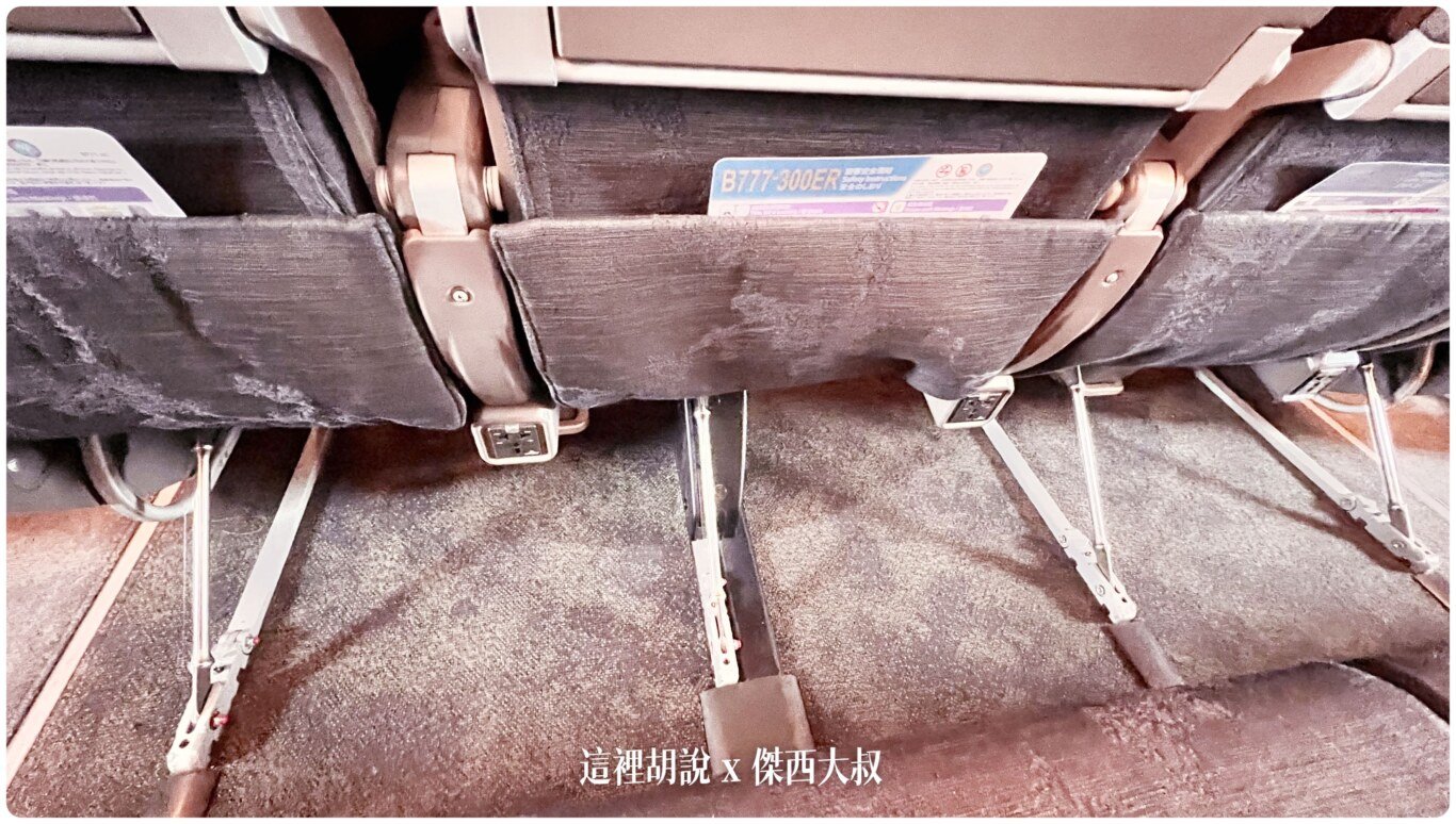 左邊數來第二跟腳架