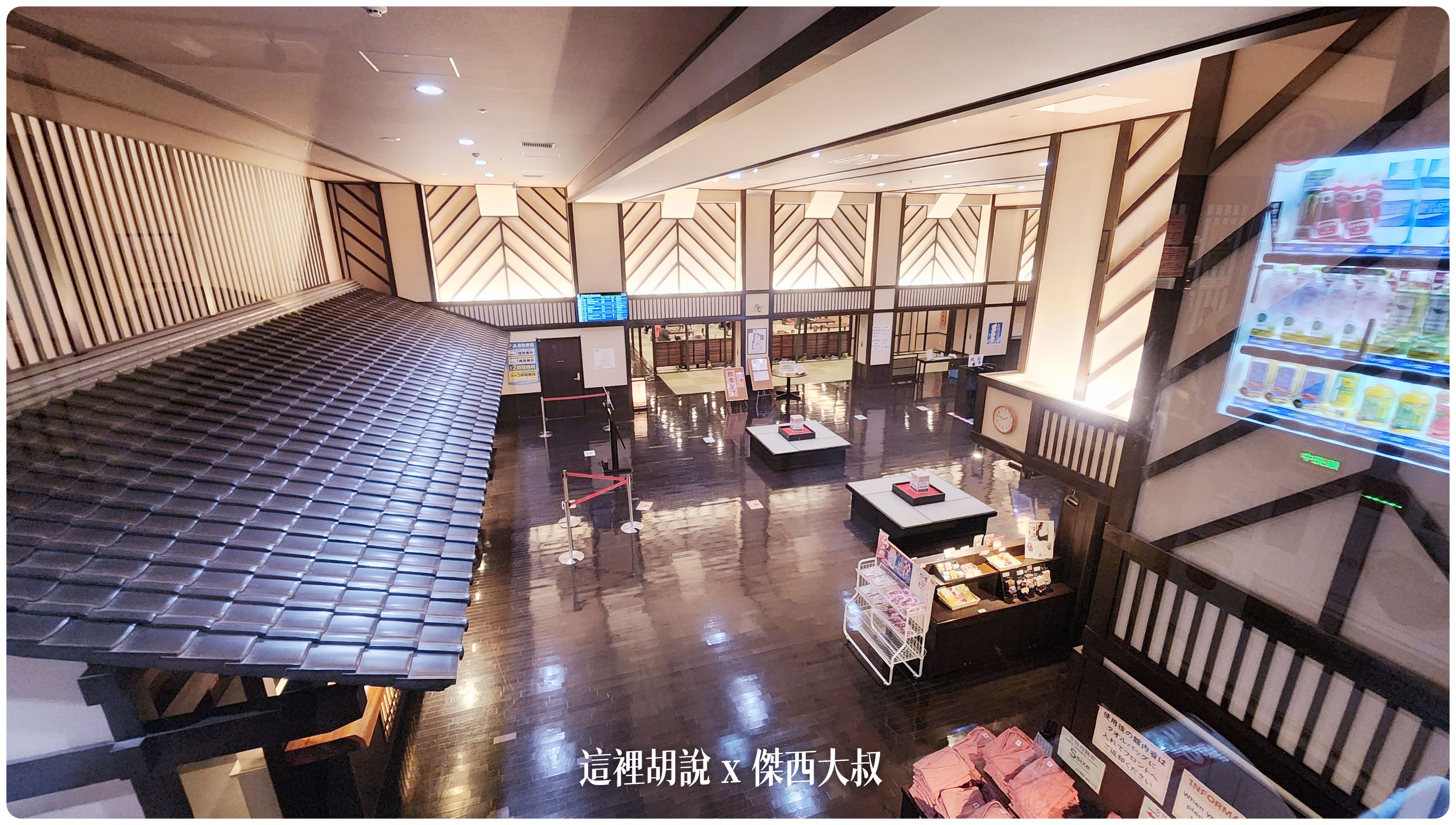 從高處看大廳,遠處是他們的食堂