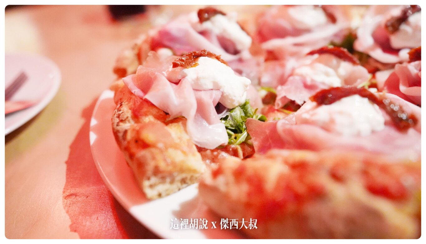 米蘭, 米蘭的吃 Savô Pizzeria Gourmet 吃完一片再烤一片 強調新鮮現烤的PIZZA店 , 米蘭,2023,2023旅行,pizza,pizzeria,savo,savô pizzeria gourmet,scrocchiarella,傑西吃貨筆記,傑西懷胎八個月,比薩,米蘭美食,義大利,義大利美食,