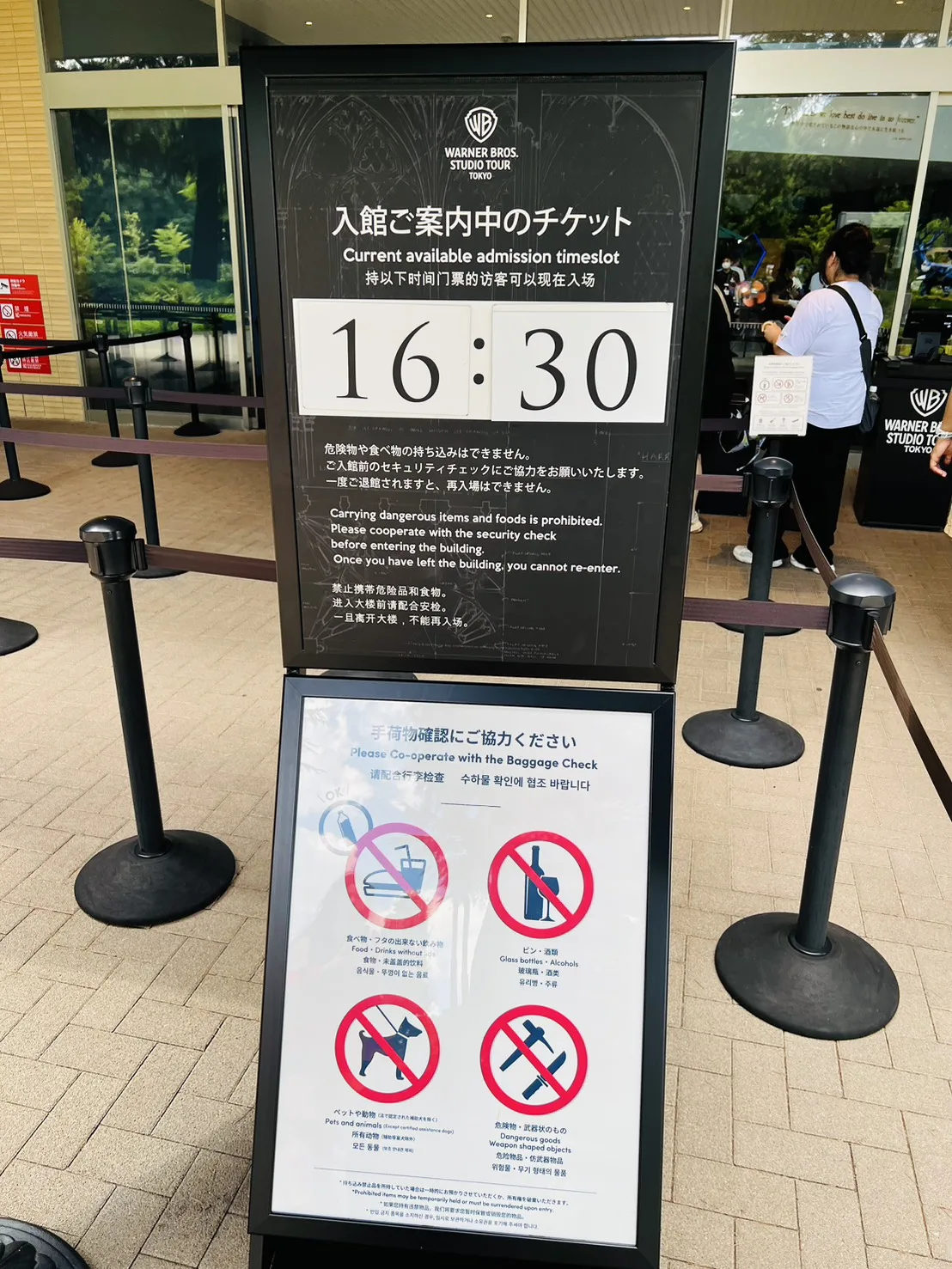 會依照人潮狀況可以開放早到的旅客入場