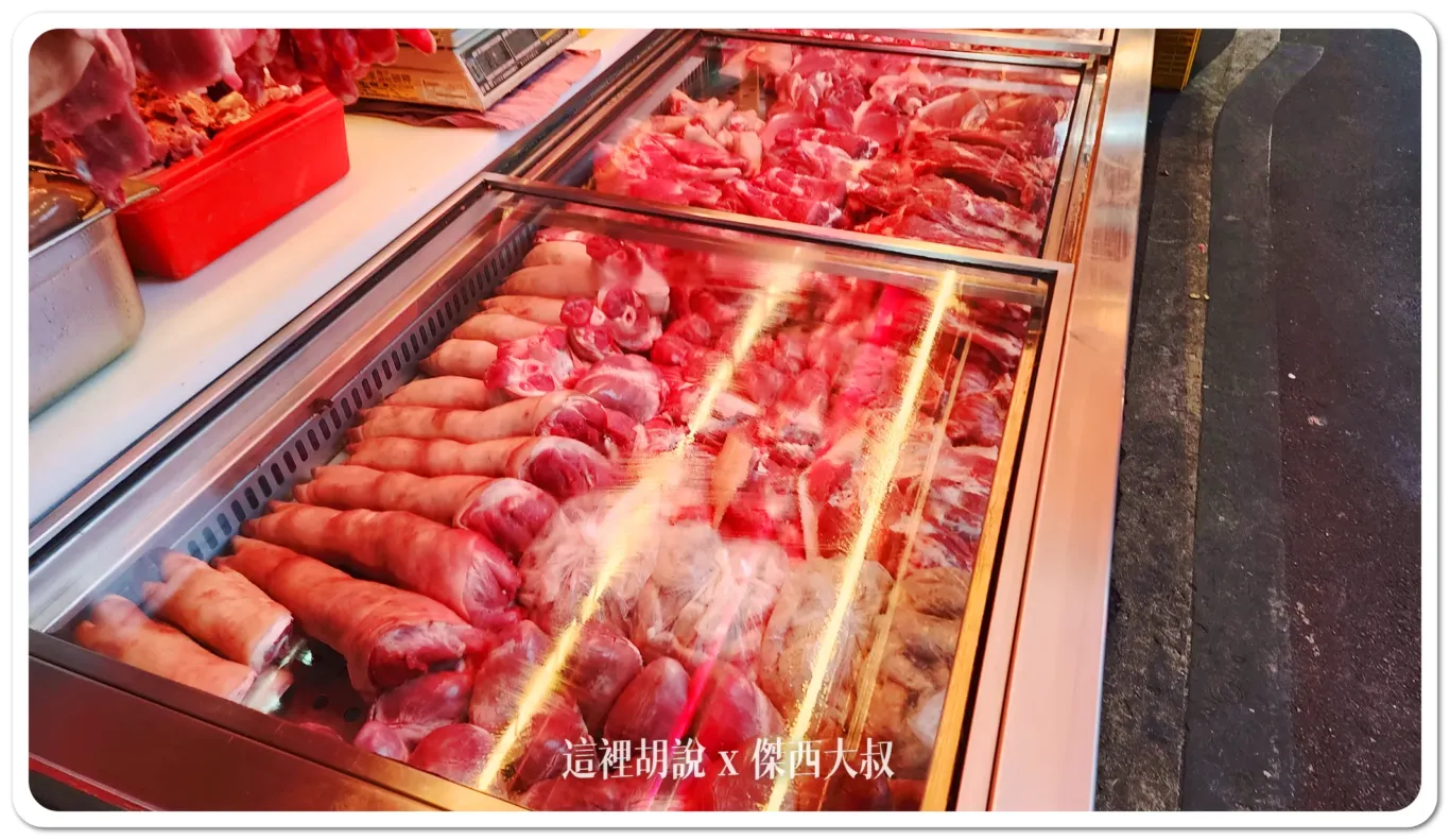 豬腳我喜歡後腿肉傳統市場出現這種冷藏櫃,算是非常高規格不然一般都是常溫放在桌上