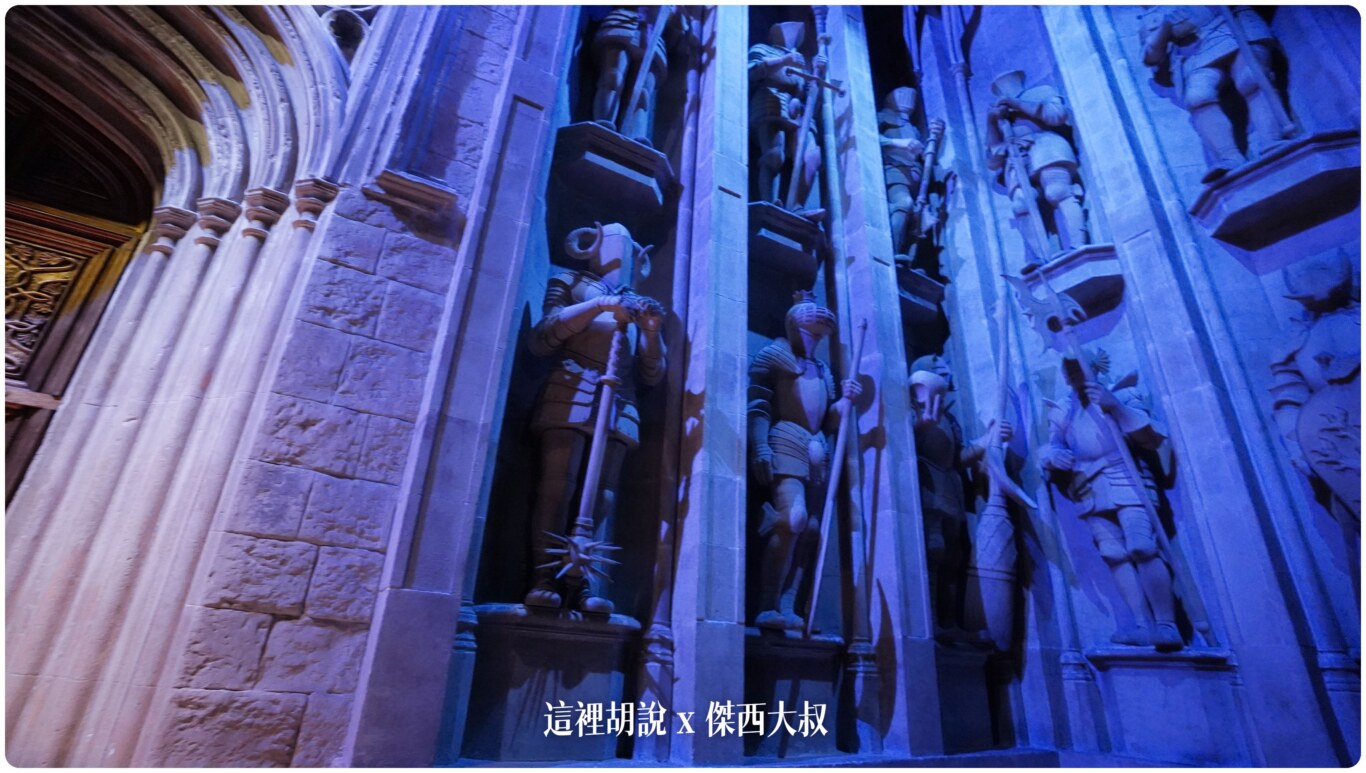 在門的一旁是守護著學院的武士們他們在第七集電影裡面也有戲份