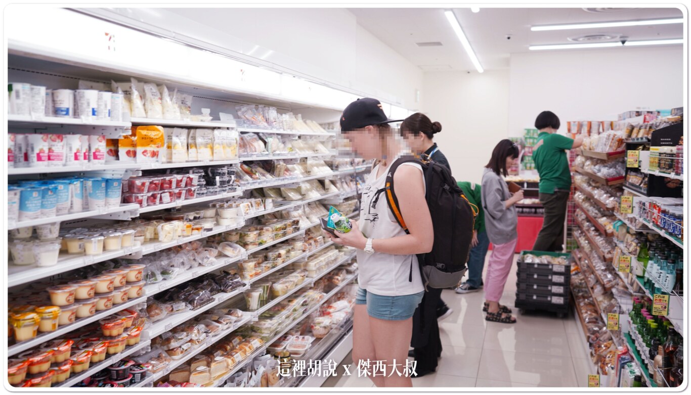 一旁還有7-11便利商店,想要買各種液體上飛機的話,這裡可以做最後補貨。