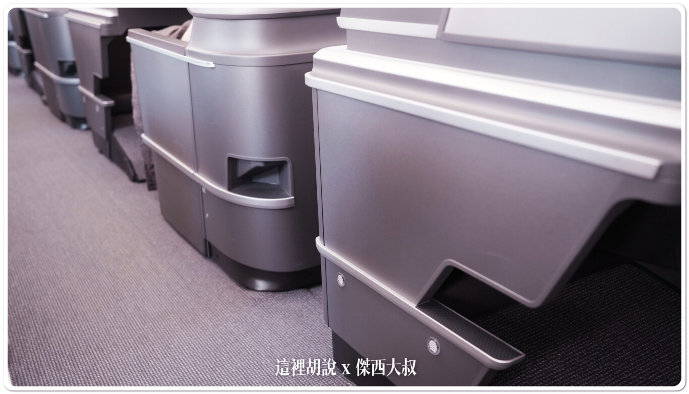 預留的踩踏板空間,提供空服組員檢查行李櫃使用