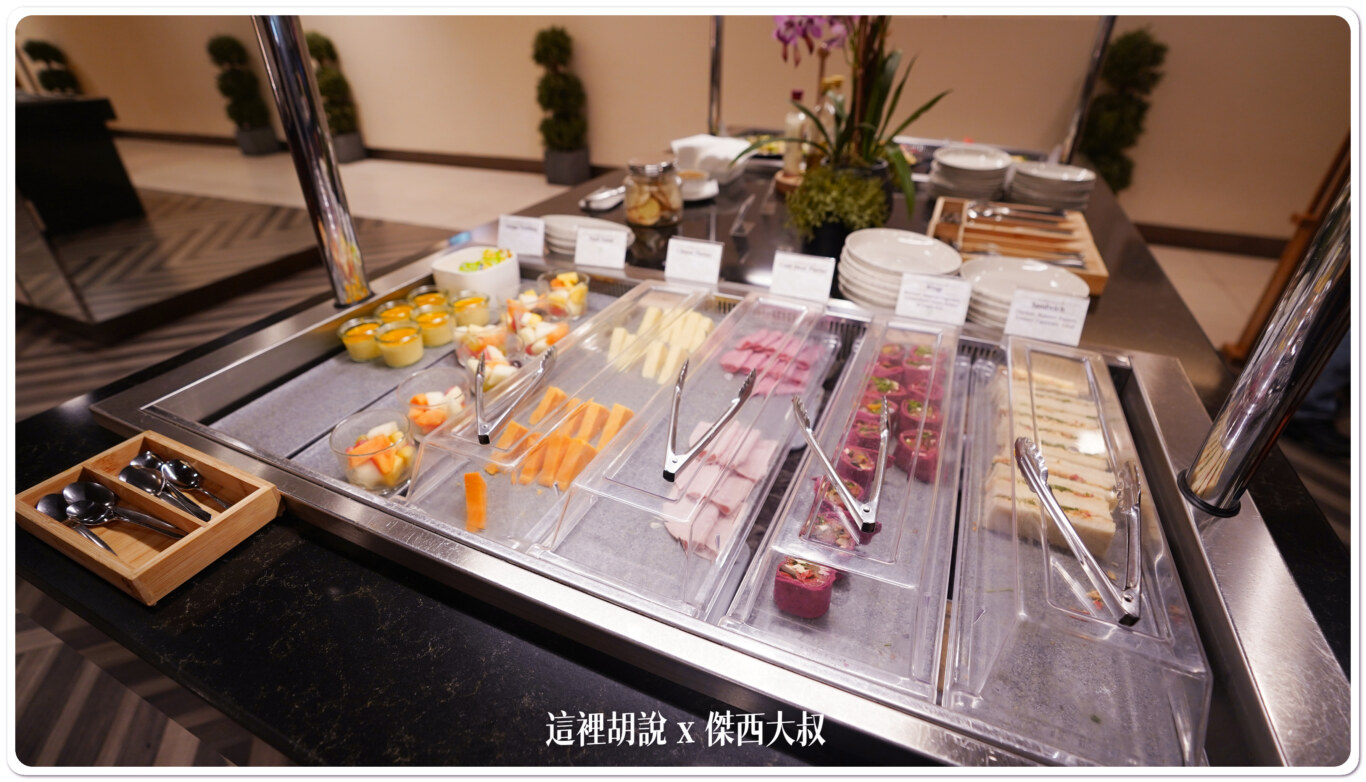 沙拉、三明治、火腿、甜品