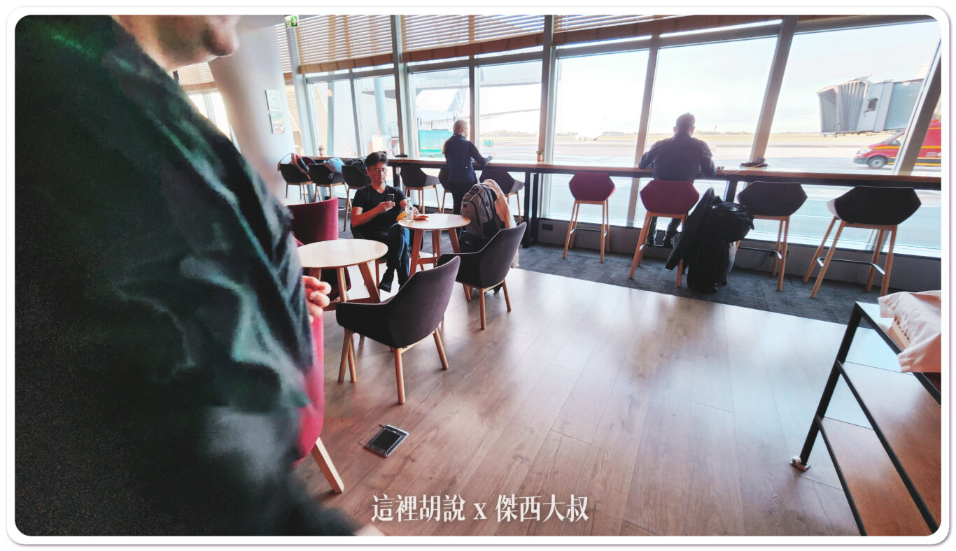 波蘭航空, 華沙機場 波蘭航空非申根區貴賓室 可以直接看到機坪作業 , 波蘭航空,2023,waw,傑西飛行記錄,商務艙飛行紀錄,星空聯盟,機場系列文章,波蘭華沙機場,華沙機場,華沙蕭邦機場,貴賓室,Mazurek,非申根區,
