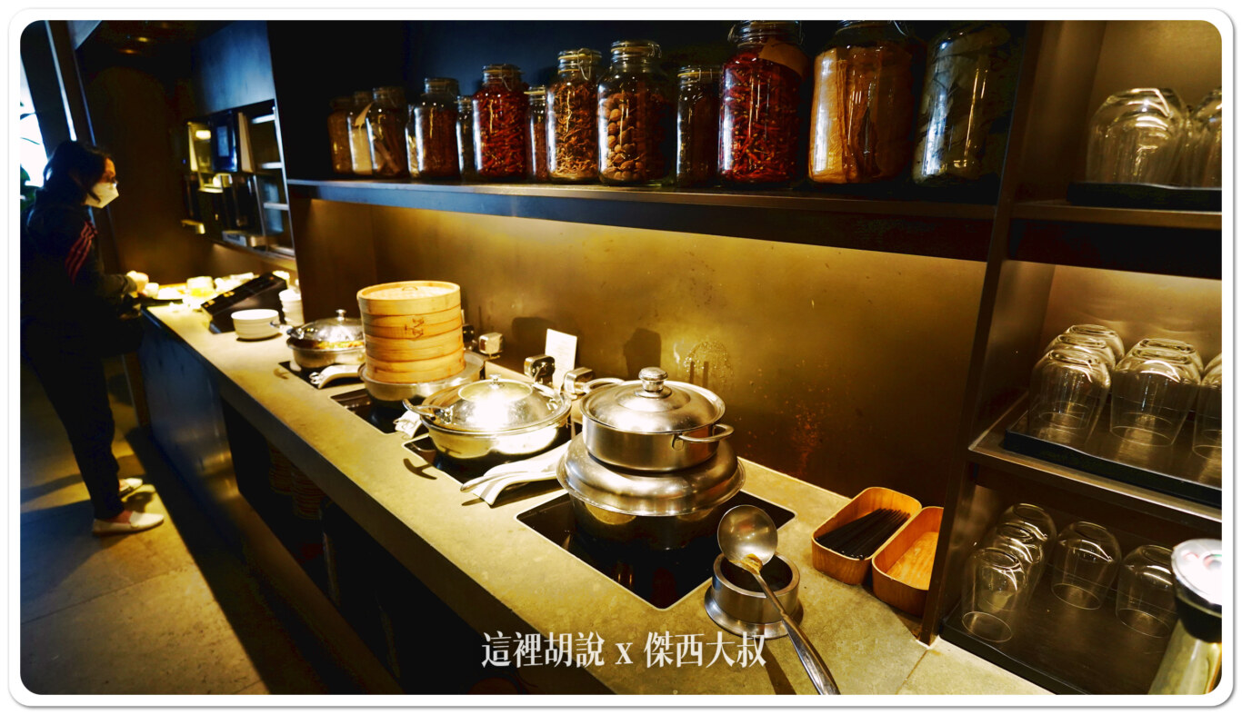除了吧台之外,另外一頭也有熱食