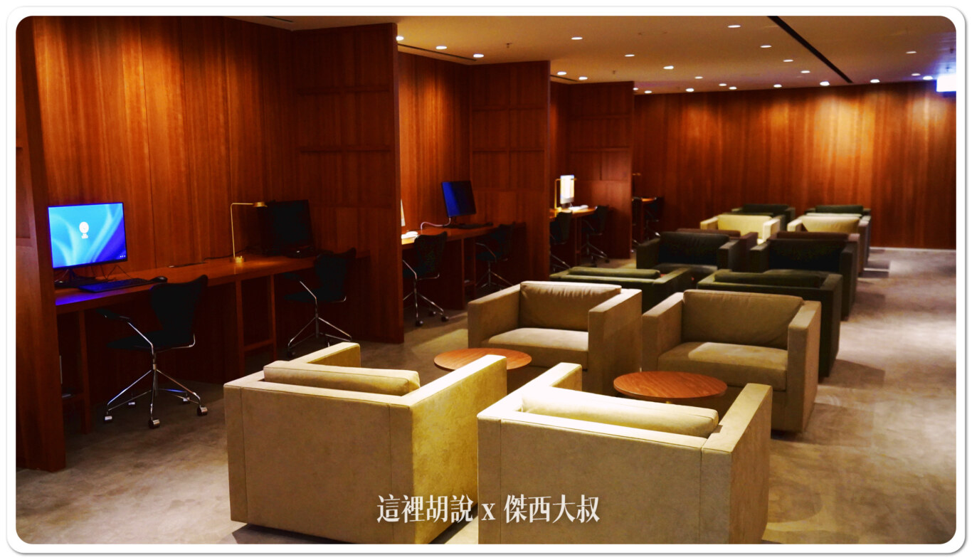 THE PIER 玉衡堂:一旁的區域也有提供電腦可以供商務客人使用
