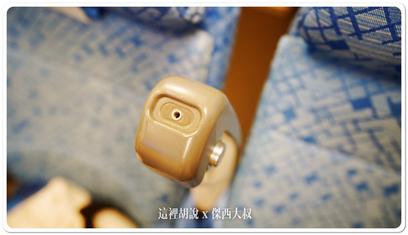 耳機孔在座位扶手，可以直接使用3.5MM耳機