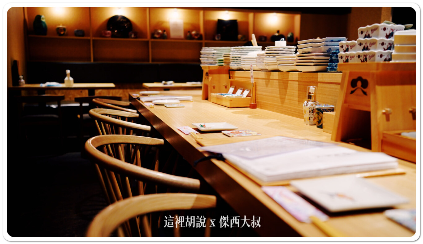 吧台座位區,座椅挑選的也不錯,這一間設計師跟整體的風格都很會搭配