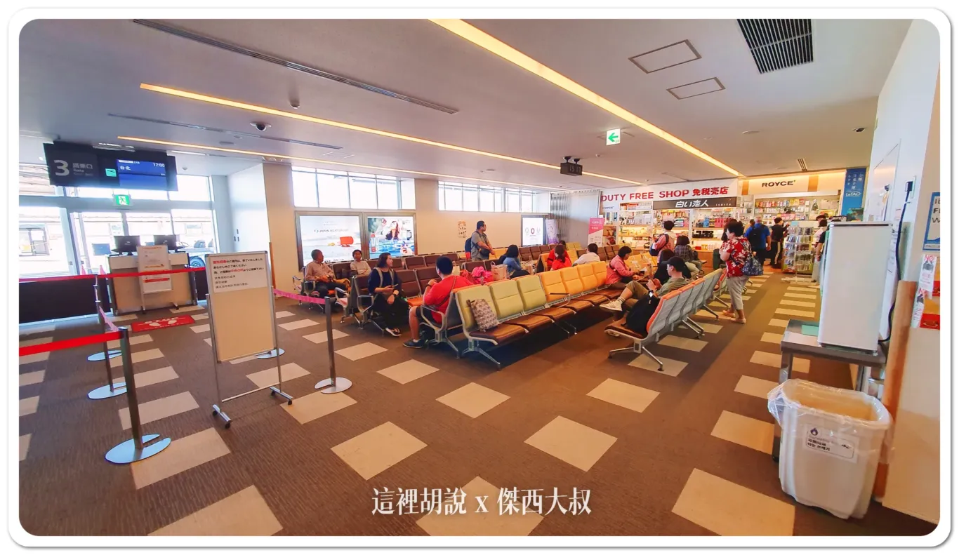 候機室,因為沒有空橋 所以就沒有分太多登機門,相片裡面最遠的那個店鋪就是機場管制區唯一的免稅店,非管制區也有一間小店面 大家關心的飲水機這邊也有