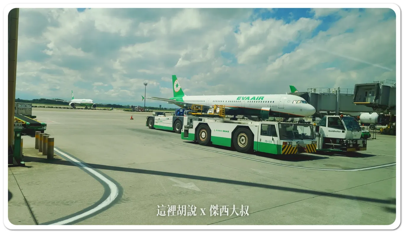 加油車,拖車,機場,機場作業,機場相關文章,氣源車,水肥車,油罐車,無桿推車,航空作業車輛,航空迷,螃蟹車,飛機迷,黑水車 加油車,拖車,機場,機場作業,機場相關文章,氣源車,水肥車,油罐車,無桿推車,航空作業車輛,航空迷,螃蟹車,飛機迷,黑水車