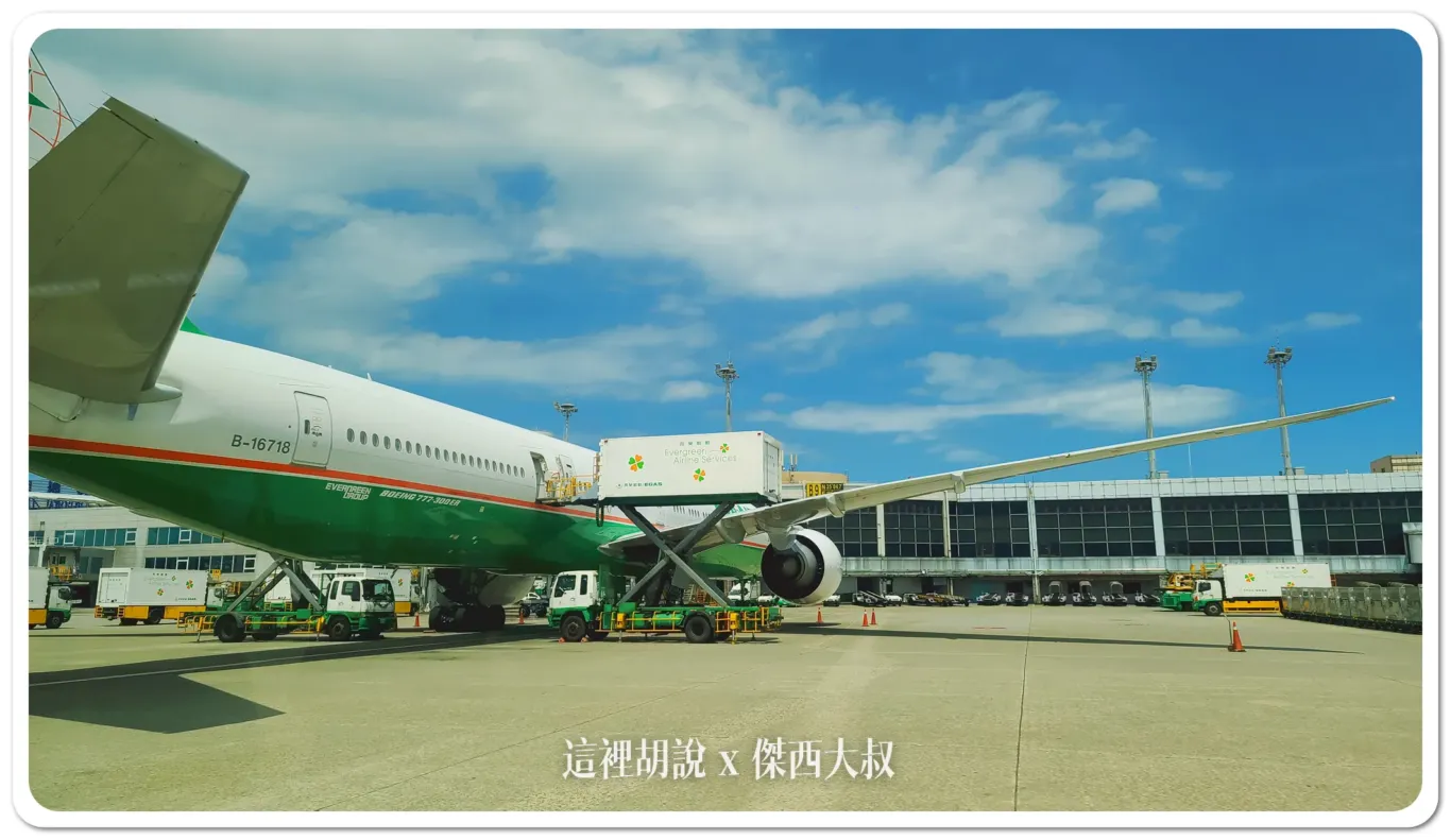 加油車,拖車,機場,機場作業,機場相關文章,氣源車,水肥車,油罐車,無桿推車,航空作業車輛,航空迷,螃蟹車,飛機迷,黑水車 加油車,拖車,機場,機場作業,機場相關文章,氣源車,水肥車,油罐車,無桿推車,航空作業車輛,航空迷,螃蟹車,飛機迷,黑水車