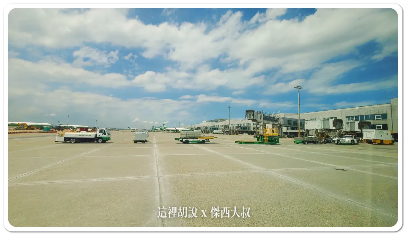 加油車,拖車,機場,機場作業,機場相關文章,氣源車,水肥車,油罐車,無桿推車,航空作業車輛,航空迷,螃蟹車,飛機迷,黑水車 加油車,拖車,機場,機場作業,機場相關文章,氣源車,水肥車,油罐車,無桿推車,航空作業車輛,航空迷,螃蟹車,飛機迷,黑水車