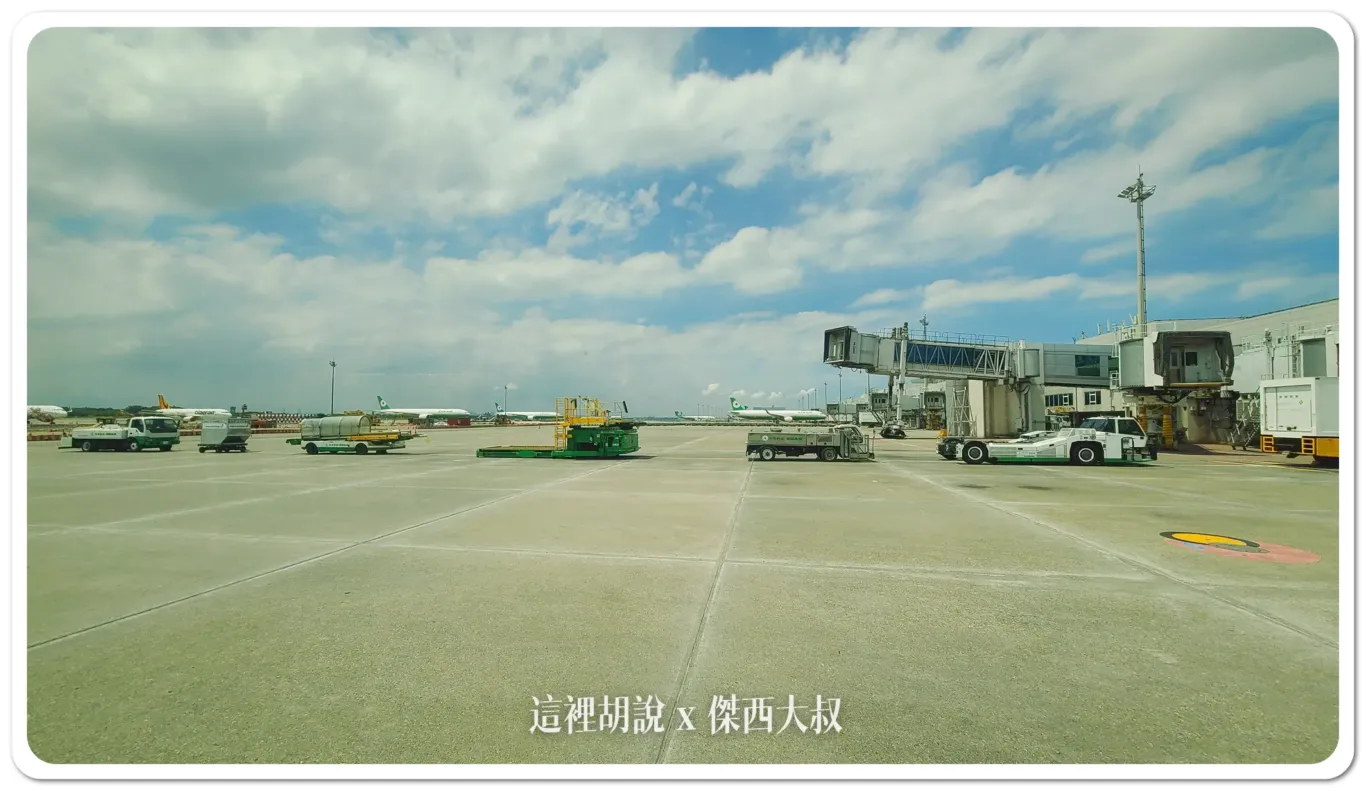 加油車,拖車,機場,機場作業,機場相關文章,氣源車,水肥車,油罐車,無桿推車,航空作業車輛,航空迷,螃蟹車,飛機迷,黑水車 加油車,拖車,機場,機場作業,機場相關文章,氣源車,水肥車,油罐車,無桿推車,航空作業車輛,航空迷,螃蟹車,飛機迷,黑水車