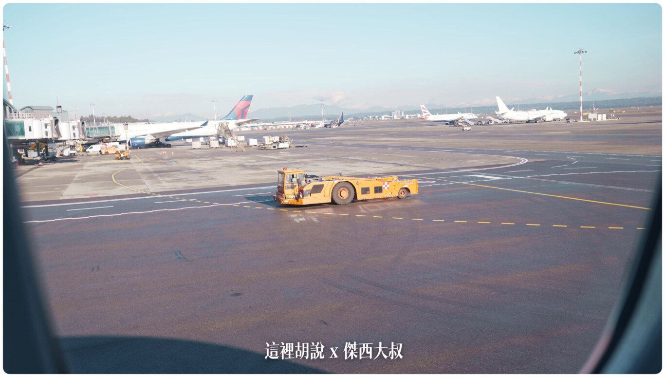 加油車,拖車,機場,機場作業,機場相關文章,氣源車,水肥車,油罐車,無桿推車,航空作業車輛,航空迷,螃蟹車,飛機迷,黑水車 加油車,拖車,機場,機場作業,機場相關文章,氣源車,水肥車,油罐車,無桿推車,航空作業車輛,航空迷,螃蟹車,飛機迷,黑水車