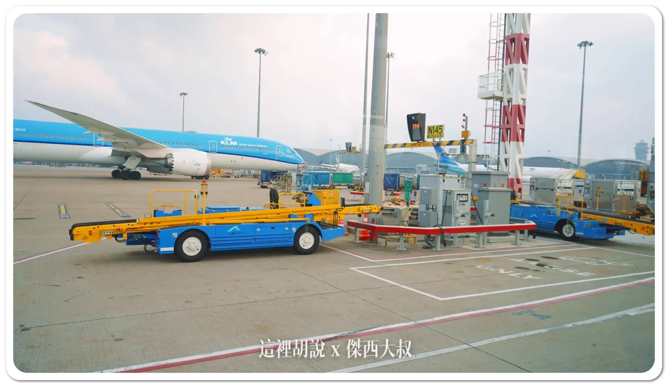 加油車,拖車,機場,機場作業,機場相關文章,氣源車,水肥車,油罐車,無桿推車,航空作業車輛,航空迷,螃蟹車,飛機迷,黑水車 加油車,拖車,機場,機場作業,機場相關文章,氣源車,水肥車,油罐車,無桿推車,航空作業車輛,航空迷,螃蟹車,飛機迷,黑水車