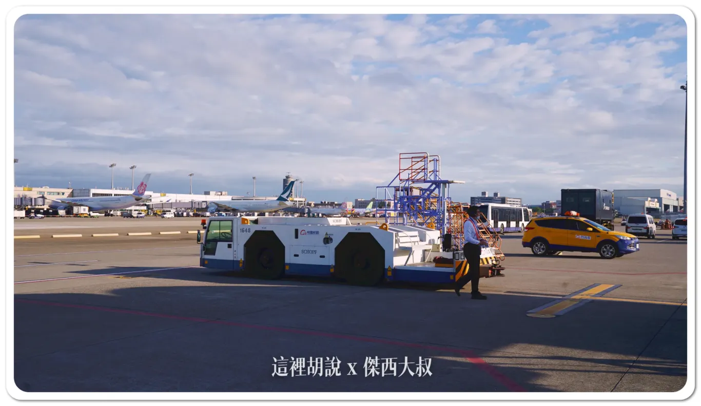 加油車,拖車,機場,機場作業,機場相關文章,氣源車,水肥車,油罐車,無桿推車,航空作業車輛,航空迷,螃蟹車,飛機迷,黑水車 加油車,拖車,機場,機場作業,機場相關文章,氣源車,水肥車,油罐車,無桿推車,航空作業車輛,航空迷,螃蟹車,飛機迷,黑水車