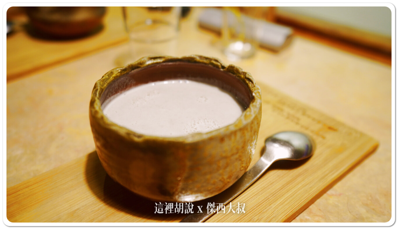 裝著杏仁茶的手工碗,也是精心準備