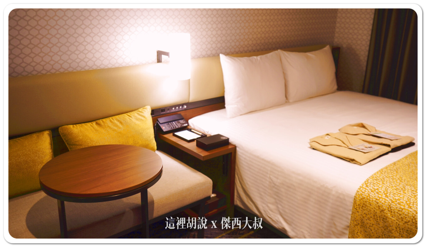 在床邊還有一組小沙發,可以休息看電視吃東西