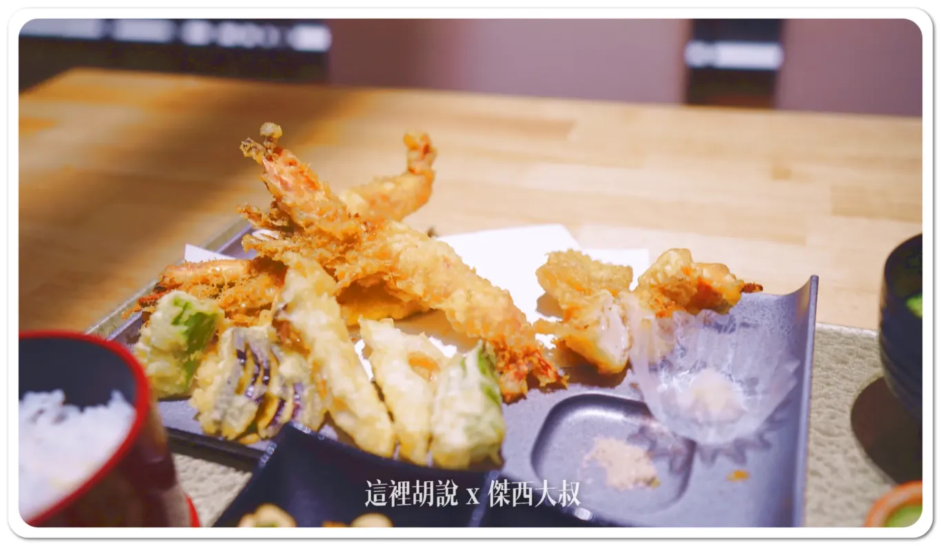 新鮮的食材加上優質的油炸油,也有推出期間限定套餐,素食的話也有素食套餐。