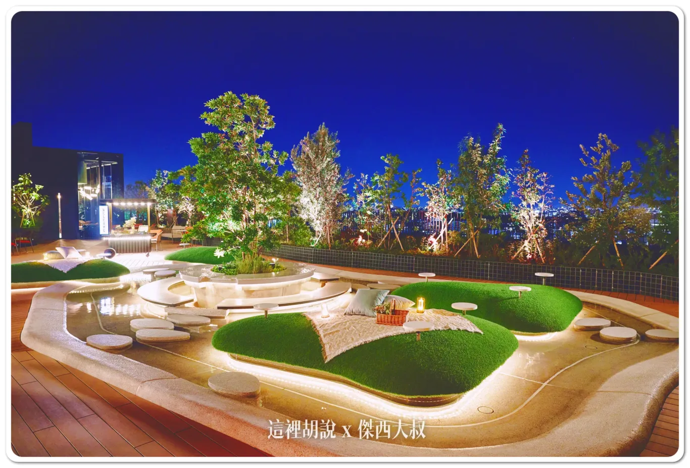 在東京的美食之都五反田享用豐盛的晚餐後,前往60公尺高的空中庭園,一邊品嚐香氣四溢的花草茶,一邊聆聽黑膠唱片播放的悠揚樂聲,享受滿足的夜晚時光。