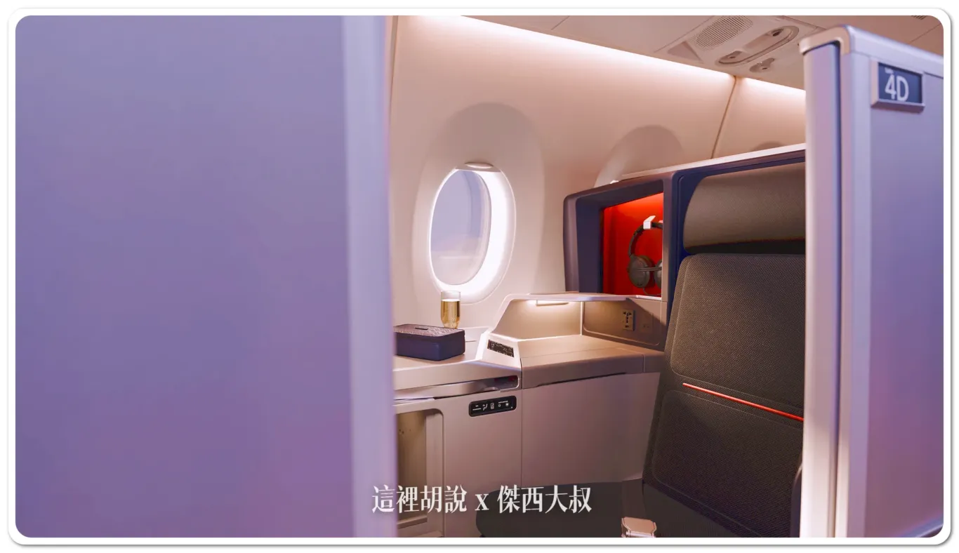 Delta One Suite 的旅客將可以享受到由羊毛以及尼龍材質混和製成的全心柔軟做易,比現在的座椅更輕,可以保持調節溫度,讓你在機上可以更舒服的休息,頭枕頭則是由人工皮革製成