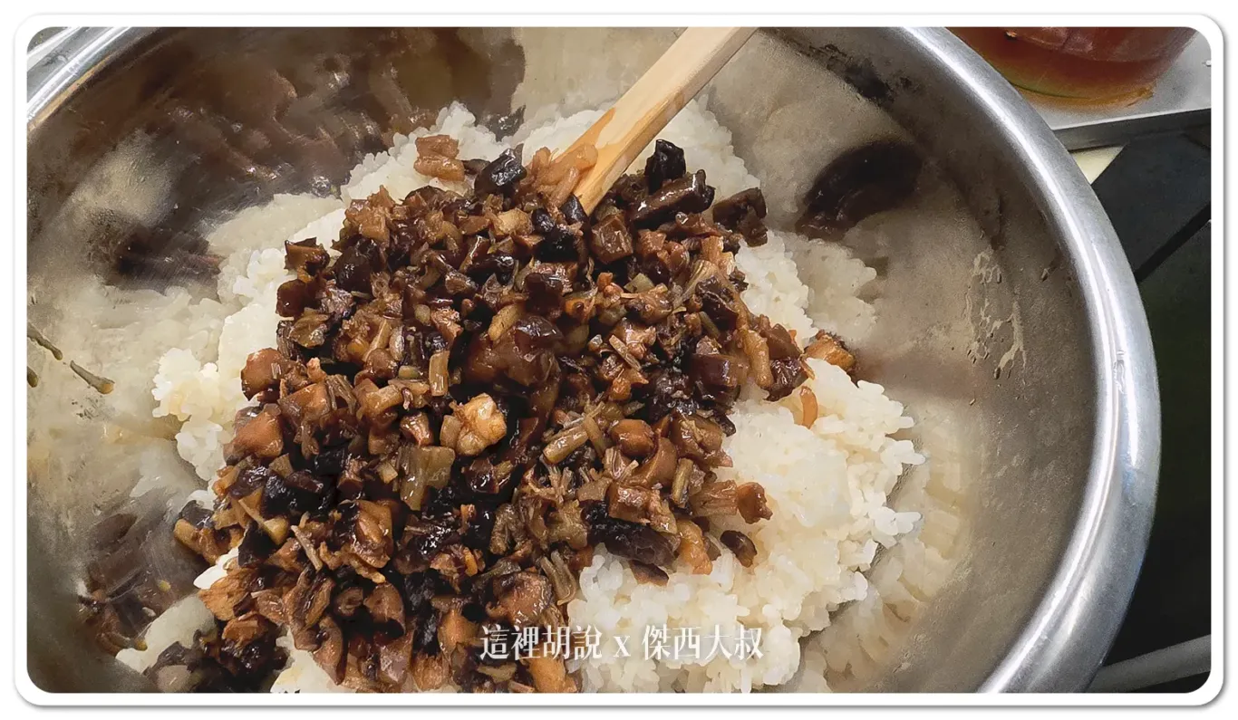 炒好的料趁熱拌入糯米飯當中