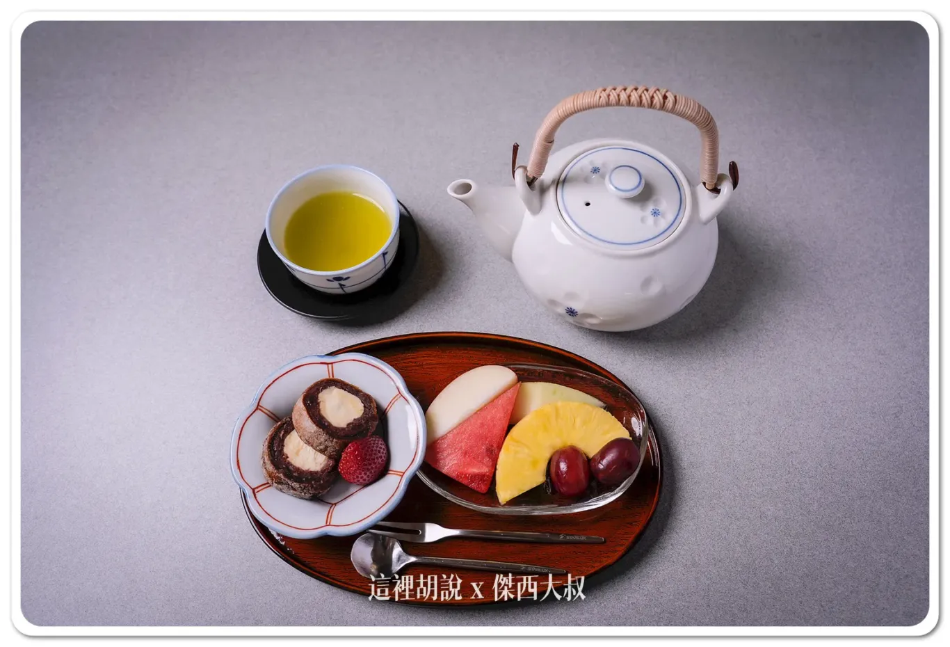商務艙精緻茶點包含「風乾秋柿」、「小倉紅豆」、「奶油乳酪」