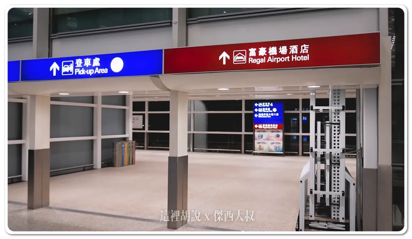 繼續沿著這個走道往前走