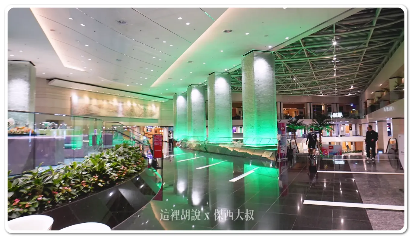 沿著噴水池走抵達飯店大廳