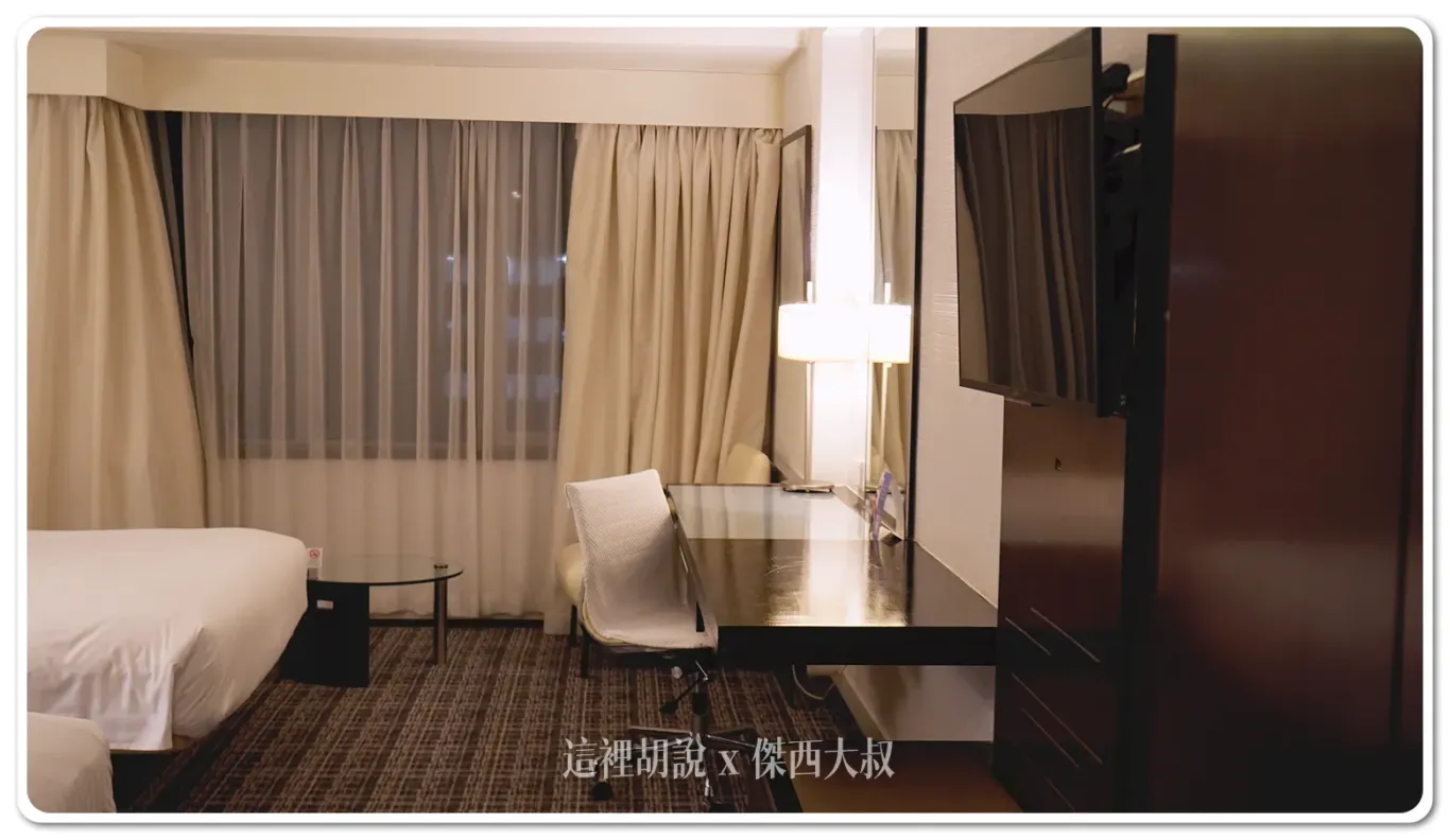 開門可以看到桌子很大一片,兩個人一起工作都沒問題