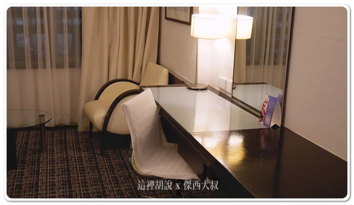 從桌子就可以看的出來斑駁的歷史