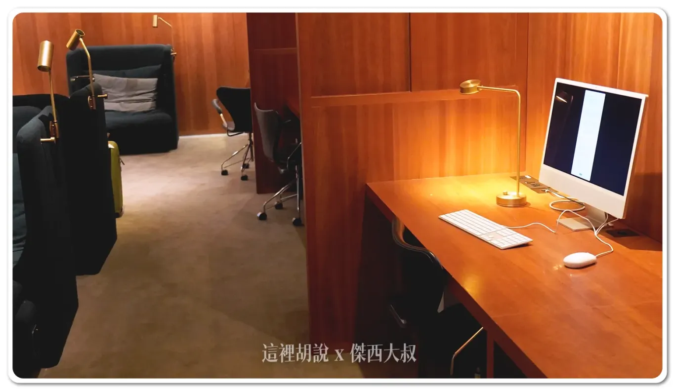 需要辦公的朋友也有提供電腦以及寫字桌,方便辦公,很貼心的提供MAC跟WINDOWS的電腦
