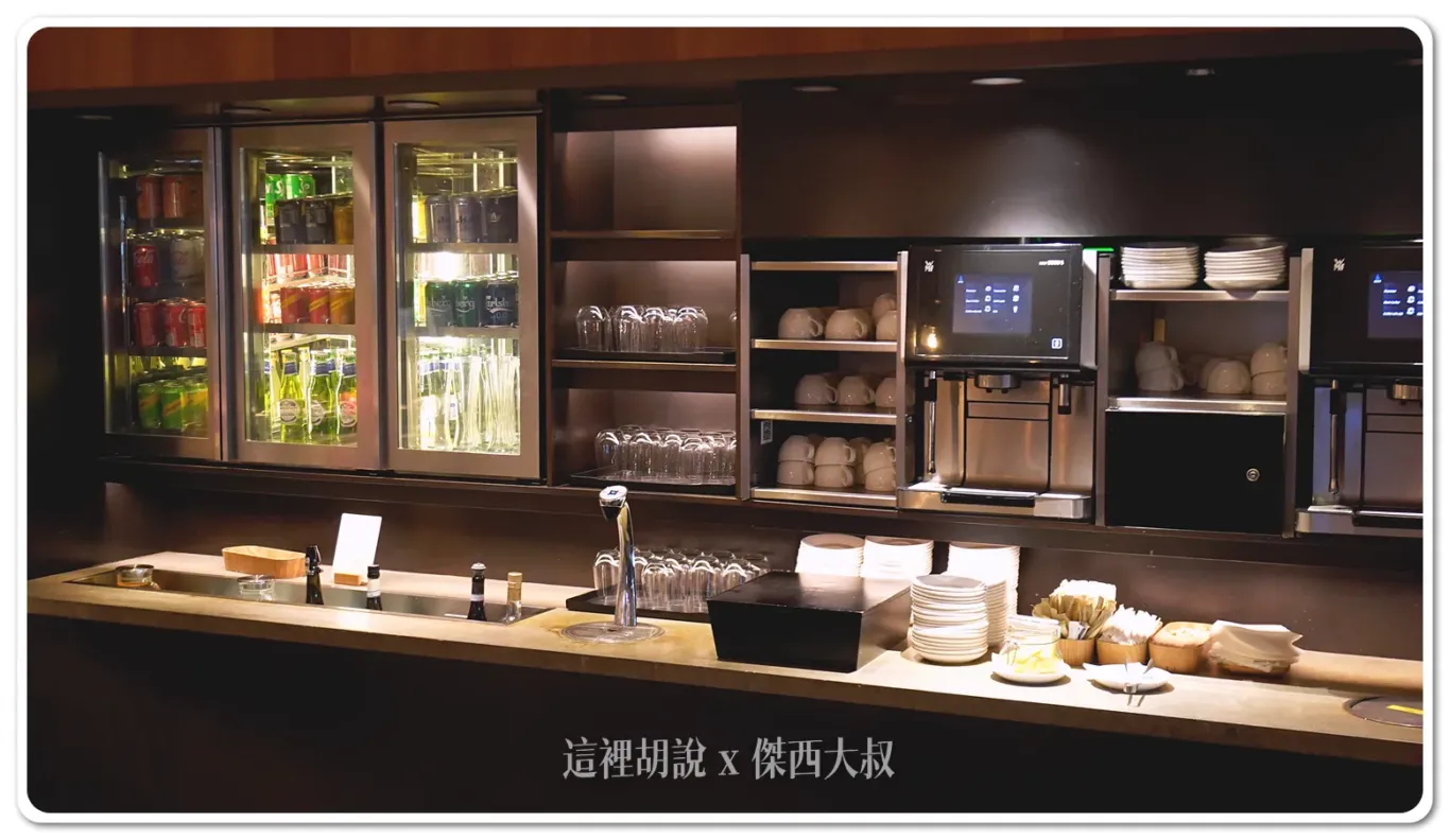 其他的軟性飲料、以及自助的咖飛機準備的也相當齊全