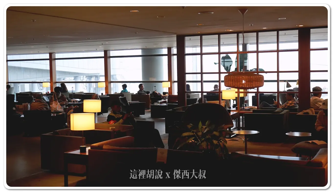 在這區比較多的是沙發座位,符合這一區的設定,讓旅客好好愜意休息