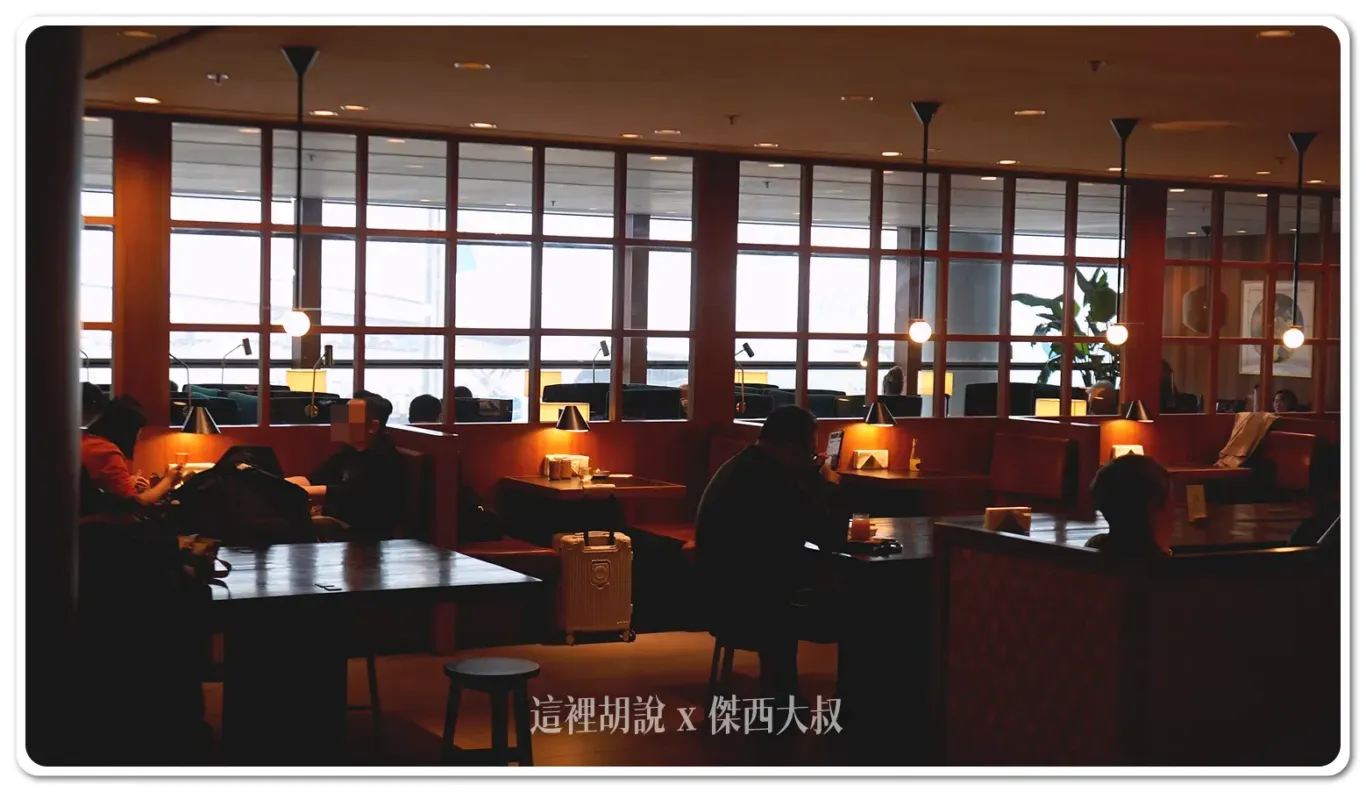 因為獨旅的乘客不少,所以也會有這種兩人小桌