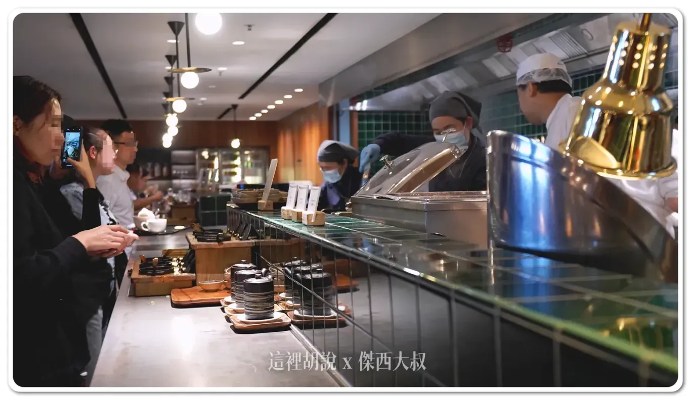 吧台點餐區域出動了非常多的工作人員來提供服務