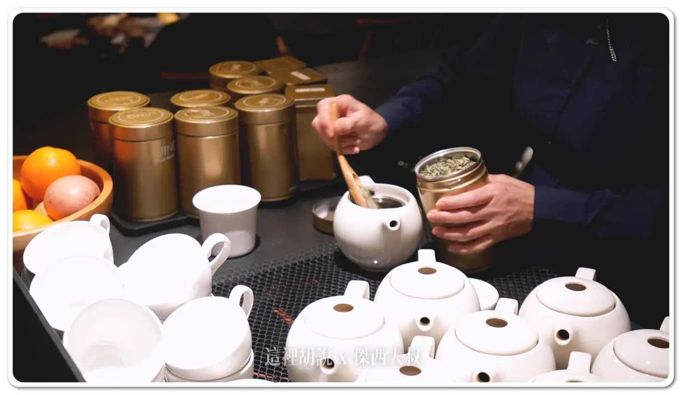 阿姨用熟練的速度,沏好一壺茶,茶葉都是原葉的型式、而且提供整壺給客人品茗