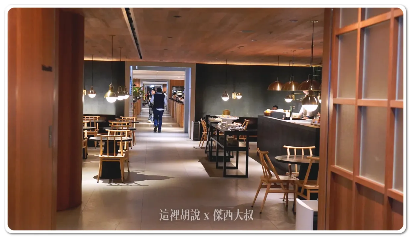 這個空間如果要傑西來解讀的話,應該算是『專注當下』 燈光改採了投射光的模式,在旅人在忙碌旅行的時候,心可以靜下來,享受面前的這一壺茶。