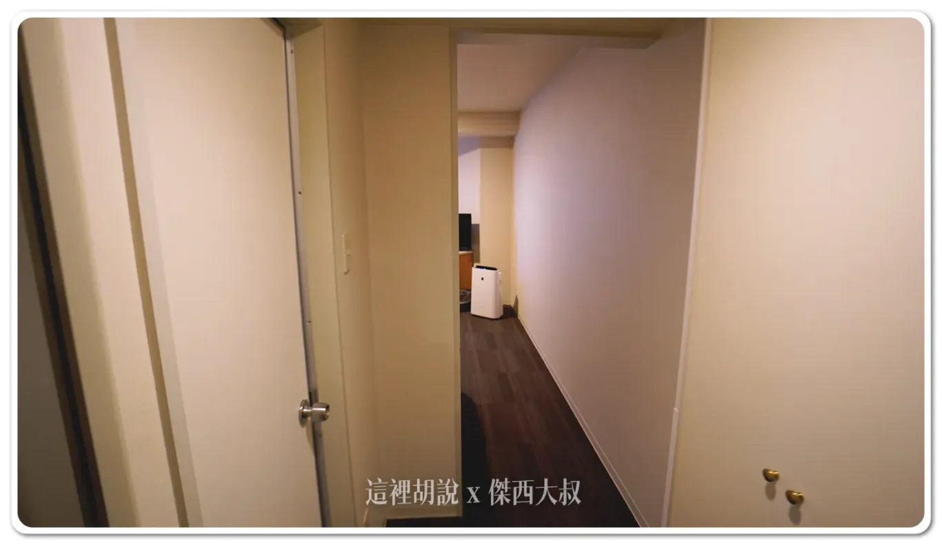 打開門的空間分別是洗手間跟衣櫥