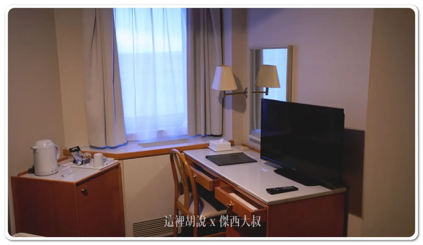 寫字桌、冰箱、電視、還有空調都設置在這