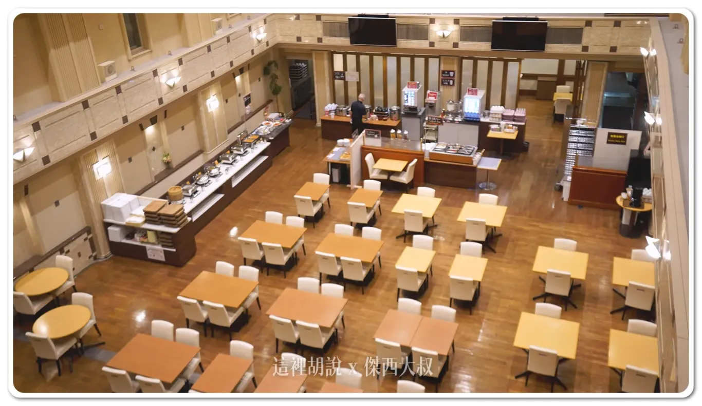 早餐用餐的餐廳中庭就位於三樓大廳的另外一側